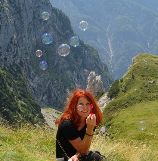Ihre Naturfriseurin hat immer Seifenblasen im Gepäck bei ihren Erkundungstouren durch die Berge.