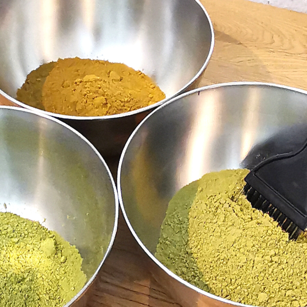 Naturhaarfarben als Pulver sind zum Beispiel Henna, Kamille, Rhabarberwurzel oder Walnussschale. Sie werden individuell gemischt und speziell auf Ihre Bedürfnisse angepasst.