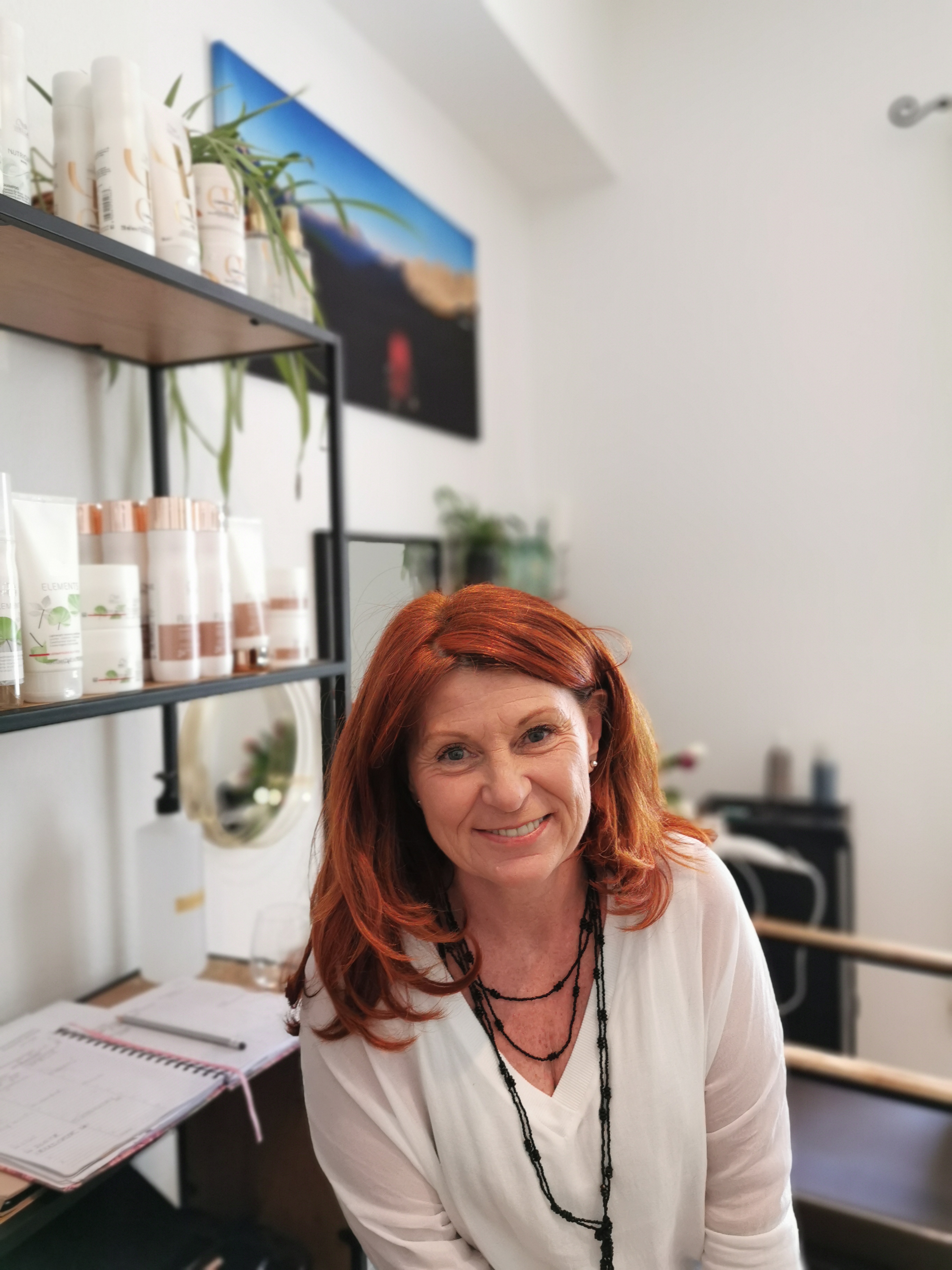 glücklich, freundlich, entspannt und professionell sind die Eigenschaften, die Gabi Herzog mit sich bringt. sie verwöhnt gerne ihre Kundinnen mit Spezialprodukten und einer tollen Kopfmassage. Sie arbeitet schnell und sauber. Viele Stammkunden freuen sich über einen Termin bei herzundhaar.